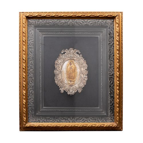 NORA ALARCÓN DE RICALDE.  Virgen de Guadalupe. Firmada. Lámina repujada sobre madera. 30 x 20 cm. Enmarcada.