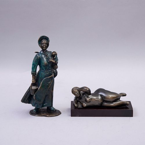 Lote de 2 esculturas. SXX. Elaboradas en bronce. Sin firma. Consta de: personaje femenino y réplica de Botero. 26 cm