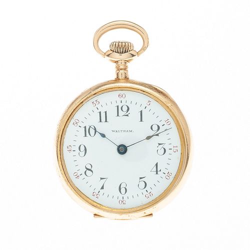 Reloj Waltham de bolsillo. Movimiento manual. Caja circular en oro amarillo de 28 mm. Carátula color blanco con índices arábigos.