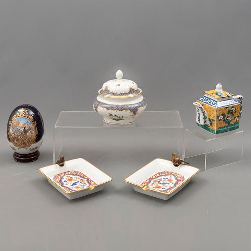 Lote de 5 artículos decorativos. Japón, Francia y Alemania, SXX. Elaborados en porcelana Limoges, Kaiser, Bavaria y Kutani.