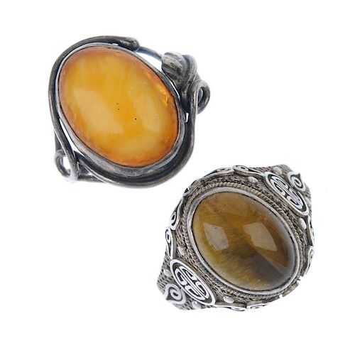 Selection of mainly gem-set rings. To include a reconstructed amber cabochon ring with foliate desig