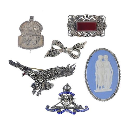 A selection of brooches. To include an ARP badge, a Wedgwood cameo brooch in blue porcelain and depi