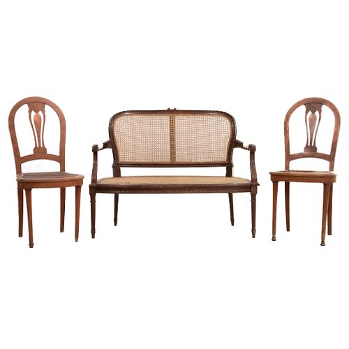 Sala. SXX. Elaborada en madera. Con asientos en bejuco. Consta de: banca y par de sillas. Decorada con elementos orgánicos.