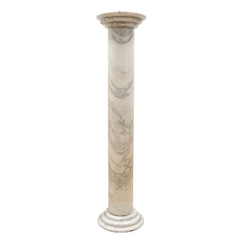 COLUMNA Italia, Siglo XX Elaborada en mármol. Base circular, fuste liso. 110 cm altura. Detalles de conservación