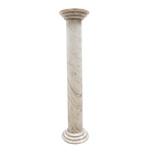 COLUMNA Italia, Siglo XX Elaborada en mármol. Base circular, fuste liso. 110 cm altura. Detalles de conservación
