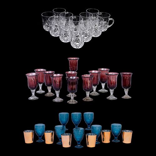LOTE DE CRISTALERÍA. Siglo XX. Diseños facetados.  Consta de: 12 tazas, 8 copas azules, 6 vasos en acabado dorado metálico. Pzas: 38