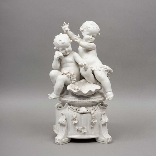 INFANTES CON CONCHAS. FRANCIA, PRINCIPIOS DEL S.XX. Porcelana de biscuit tipo PARÍS; base con cuatro soportes. 40 cm de altura.