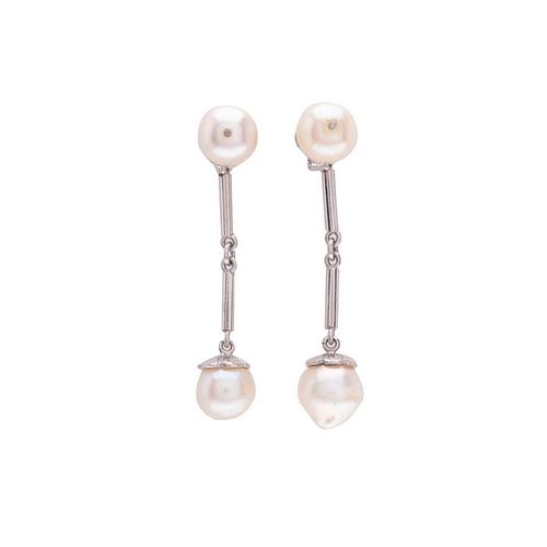 Par de aretes con perlas en oro blanco de 14k. 4 perlas cultivadas color crema de 6 mm. Peso: 5.2 g.
