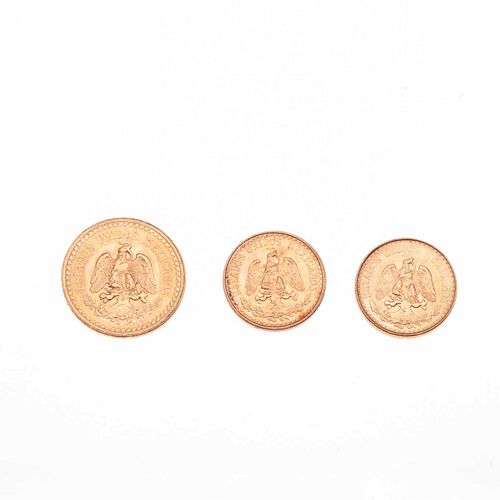 Una monedas de dos y medio pesos y dos monedas de dos pesos oro amarillo de 21k. Peso: 5.3 g.