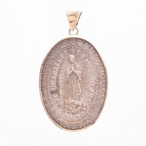 Medalla en plata .925 y oro amarillo de 10k. Imagen de la Virgen de Guadalupe. Peso: 13.2 g.