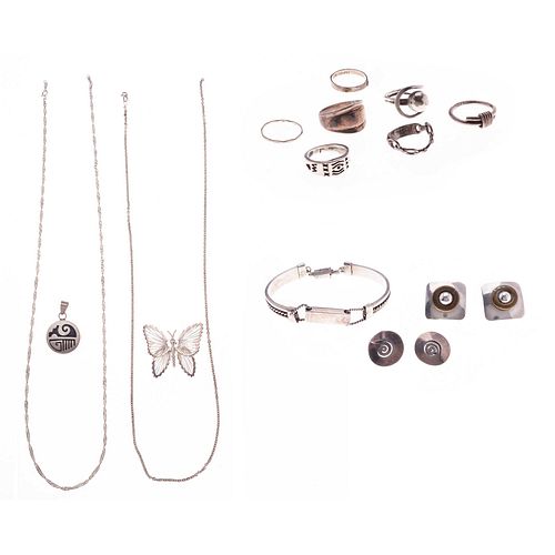 Dos collares, prendedor, brazalete, 7 anillos, pendiente y dos pares de aretes en plata .925. Peso: 110.9 g.