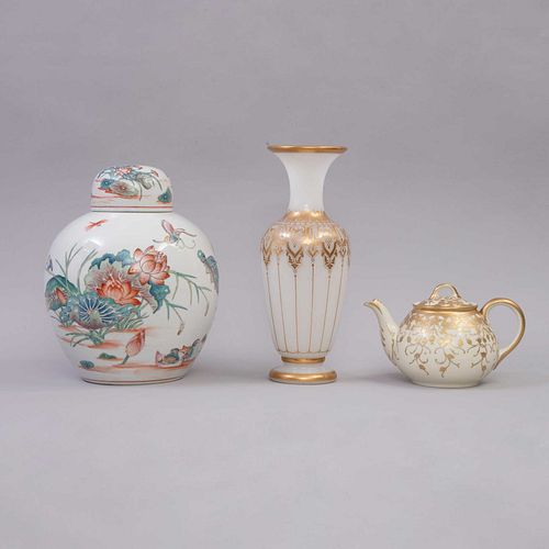 Lote de 3 artículos decorativos. Origen oriental, SXX. Elaborados en porcelana y vidrio opalino. Decorados con elementos florales.