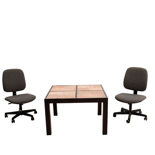 Mesa y par de sillas ejecutivas. SXX. Elaborados en madera y metal. Sillas con tapicería textil color gris y soportes lisos.