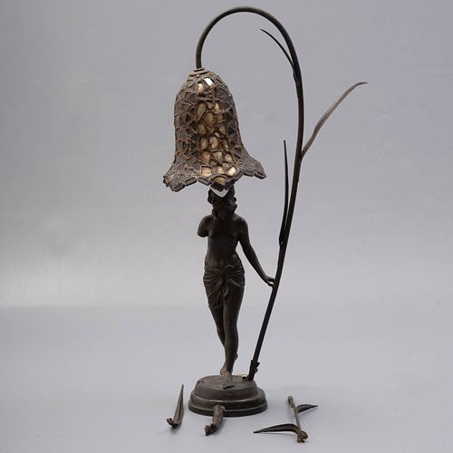 Lámpara de mesa con dama. Origen europeo, SXX. Estilo Art Nouveau. Elaborada en antimonio. Con  pantalla de vidrio emplomado.