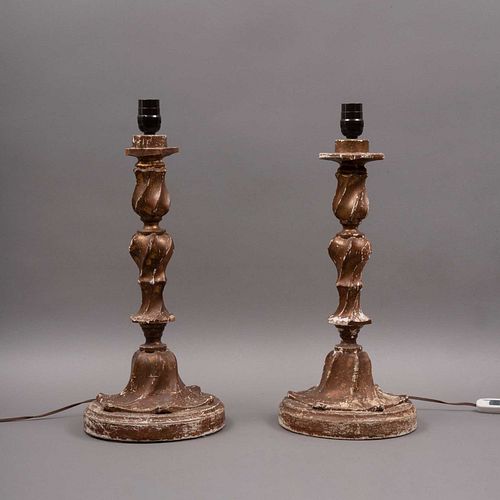 Par de bases para lámparas de mesa. Siglo XX. Elaboradas en madera estucada y dorada. Decorado con motivos orgánicos y torneados.