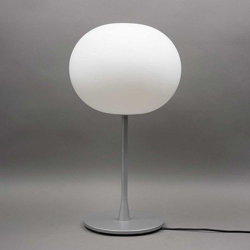 JASPER MORRISON (Londres, 1959) Lámpara de mesa. Glo Ball SXXI. Elaborada en metal plateado. Con pantalla de cristal opalino. 60 cm