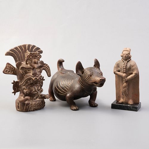 Lote de 3 figuras decorativas. México, SXX. Elaboradas en barro. Una con base de mármol. Consta de: sacerdote, perro xolo y deidad.