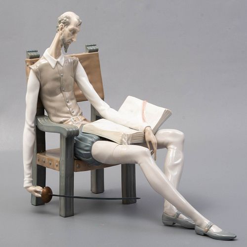 Don Quijote leyendo. España, SXX. Elaborado en porcelana Lladró. Acabado brillante. 39 cm de altura