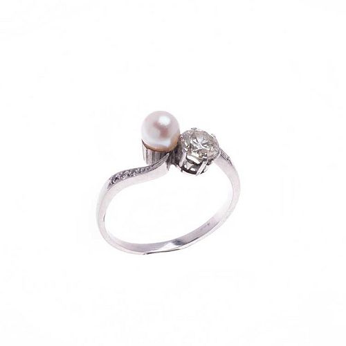 Anillo vintage con diamante y perla en platino. 1 diamantes corte brillante ~0.50ct.  1 perla cultivada color blanco de 5 mm. ...