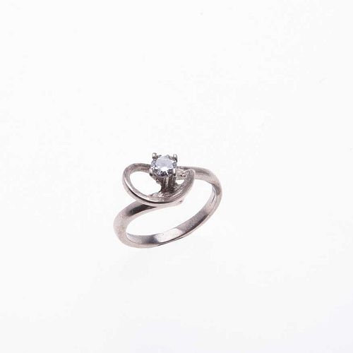 Solitario con diamante en plata paladio. 1 diamante corte brillante ~0.23 ct. Talla: 5. Peso: 2.4 g.
