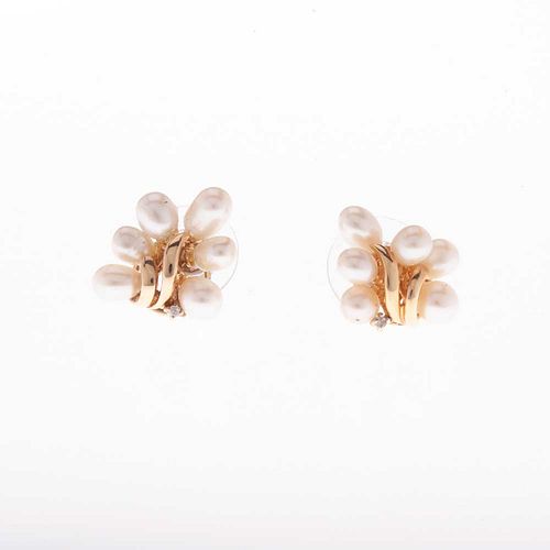 Par de aretes con perlas en oro amarillo de 14k. 12 perlas cultivadas color blanco. Peso: 4.1 g.
