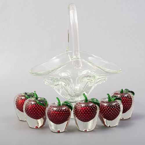 Frutero y 6 manzanas. Italia, SXX. Elaborados en cristal de Murano. Acabado sommerso. 40 cm de altura (frutero)