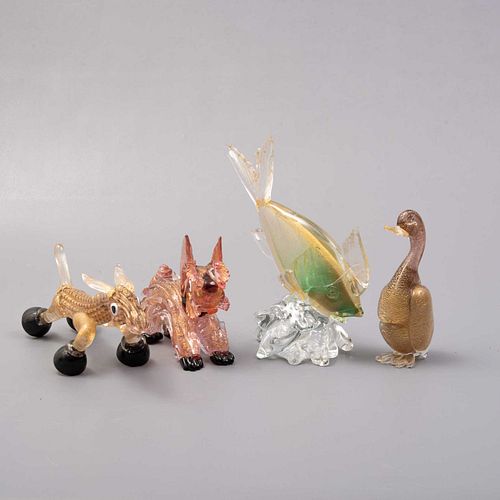 Lote de 4 figuras decorativas. Italia, SXX. Elaborados en cristal Murano unos con acabado al polvo de oro. Consta de: burro, pez, otros