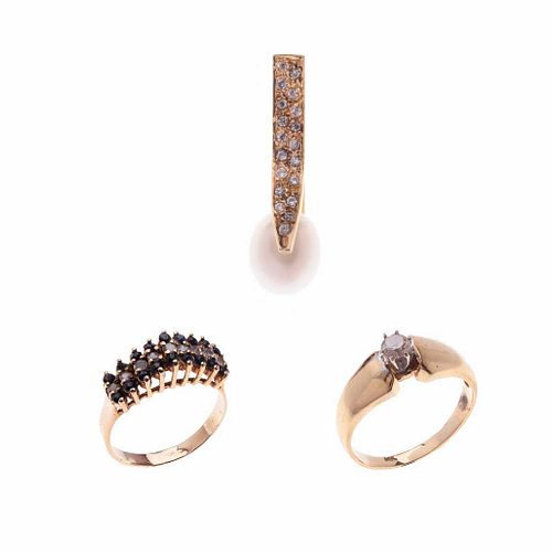 Dos anillos y pendiente con perla, zafiros diamante y simulantes en oro amarillo de 14k. 1 perla cultivada color blanco, forma ova...