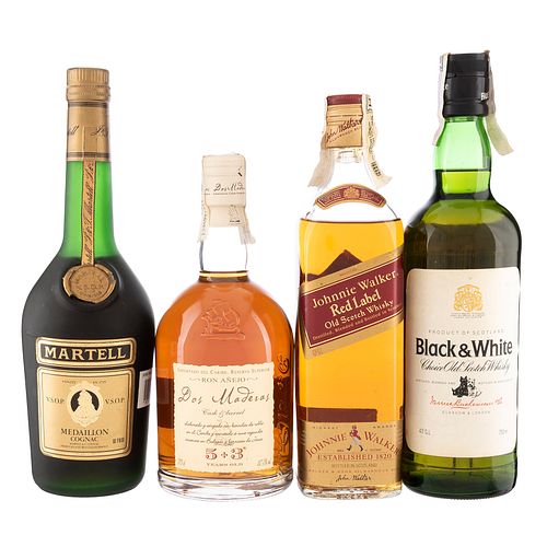 Lote de Whisky, Cognac y Ron. Jhonnie Walker. Martell. Dos Maderas. En presentaciones de 700 ml. y 750 ml. Total de piezas: 4.