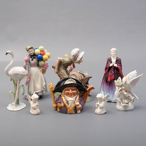 Lote de 8 figuras decorativas. Inglaterra, Estados Unidos, Alemania, otros SXX. Elaboradas en porcelana y pasta.