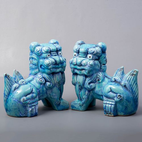 Par de perros Fo. China, SXX. Elaborados en porcelana color azul. 31 cm altura.