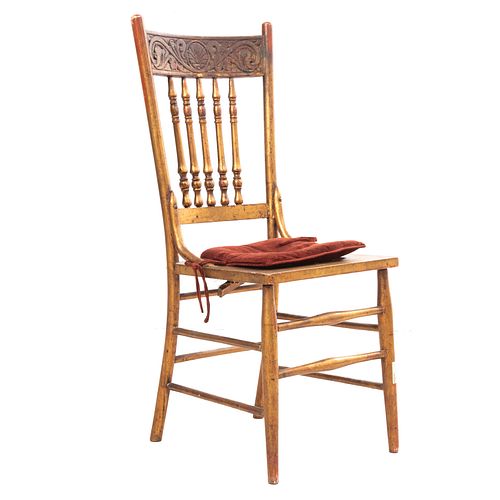Silla. SXX. Elaborada en madera dorada. Con respaldo semiabierto, asiento con cojín, chambrana de caja y soportes lisos.
