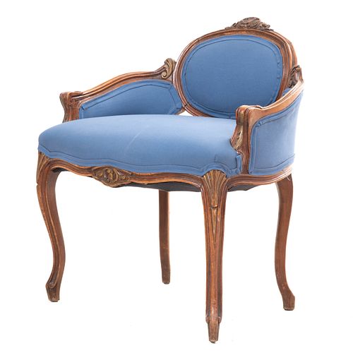 Sillón. Origen europeo, SXX. Elaborado en madera. Con tapicería de tela color azul. Respaldo cerrado, asiento acojinado.