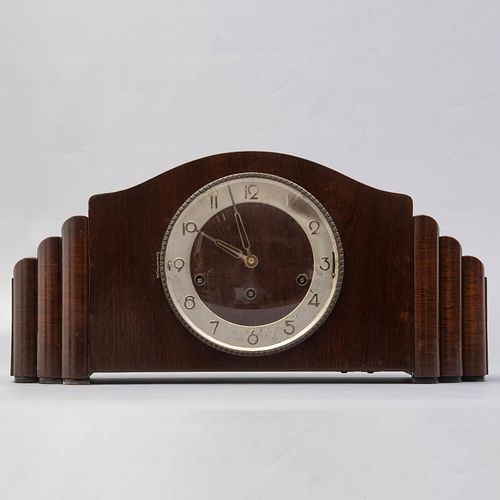 Reloj de chimenea. Alemania, SXX. Estilo Art Decó. De la marca LESSEK. Elaborado en madera. Mecanismo de cuerda.