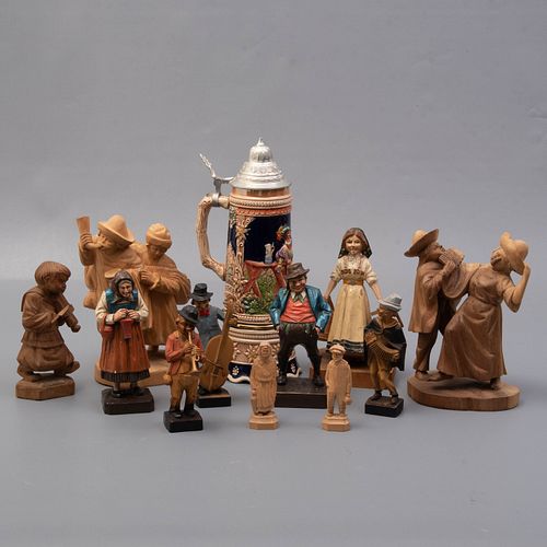 Lote de 12 figuras decorativas. Alemania y otros, SXX. Elaboradas en madera y cerámica. Consta de: 4 campesinos, 7 musicos y tarro.