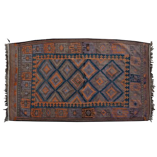 TAPETE. IRÁN, S.XX. Estilo KILIM. Elaborado en lana, anudado a mano, diseños geométricos en colores azul, naranja y marrón. 310 x 175cm