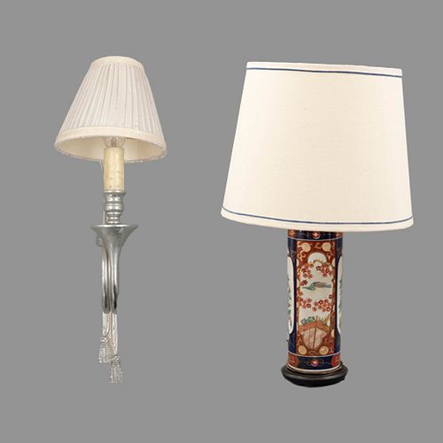 Lámpara de mesa y arbotante. China, SXX. Elaborados en porcelana y pewter. Con pantallas arpillada de tela y base de madera