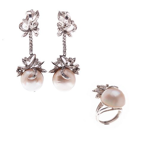Anillo y par de aretes vintage con medias perlas, diamantes en plata paladio. 3 medias perlas cultivadas color crema de 15 mm.
