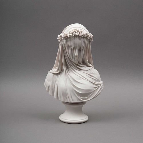 RAPHAELLE MONTI Virgen velada. Inglaterra, SXX. Elaborada en polvo de alabastro. Sellada Chatsworth Sculptures.