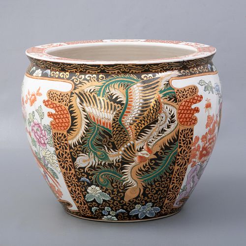 Pecera. Estilo oriental. SXX. Elaborada en porcelana. Con sinograma. Decorada  con motivos florales , vegetales y orgánicos.
