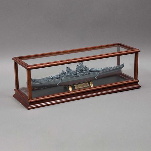 U.S.S. MISSOURI (MODELO A ESCALA). EUA, SXX. Elaborado por FRANKLIN MINT, con estuche de madera y vidrio. Estuche: 18 x 56.5 x 18 cm.