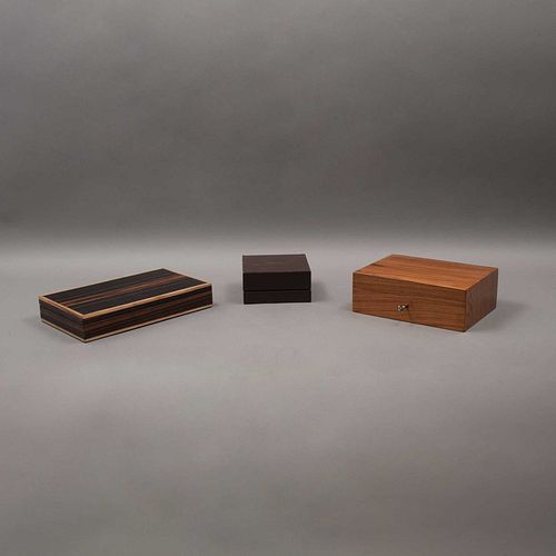 Lote de 3 piezas. SXX. Elaboradas en madera y vinipiel. Consta de: humidor, depósito y 2 cajas para puros.