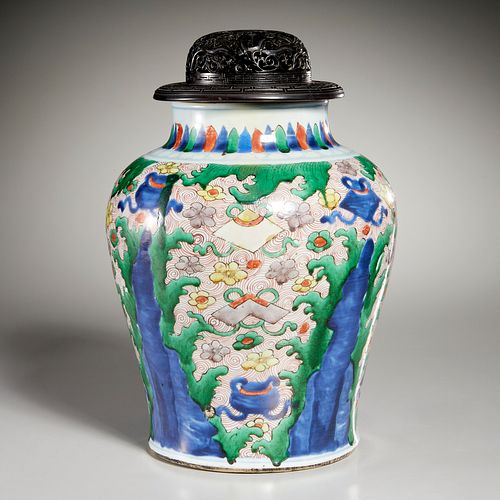 Chinese wucai transitional jar and cover