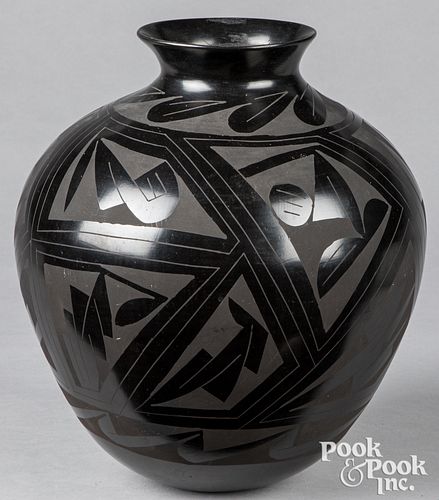 Large Mata Ortiz Pueblo Indian pottery jar