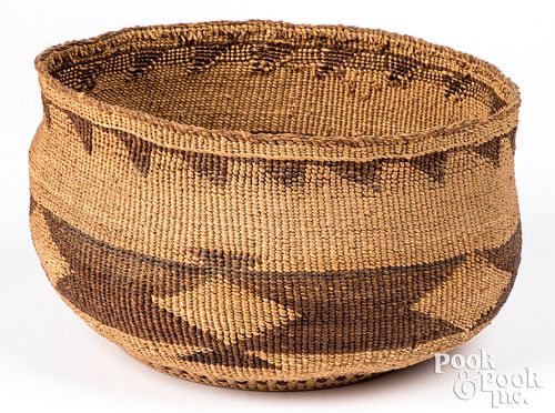 Large Hupa or Yurok/Karok Indian trinket basket
