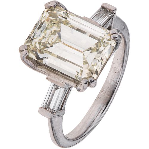ANILLO CON DIAMANTES EN PLATINO. Un diamante corte esmeralda ~5.60 ct Claridad: VS1-VS2 Color: N-O y diamantes corte baguette ~0.20 ct