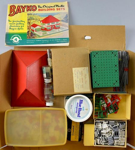Bayko boxed building set together with instruction booklet for No. 4