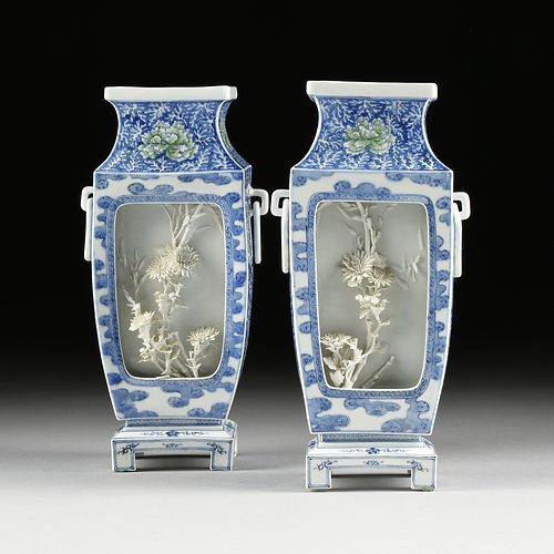 A PAIR OF CHINESE BLUE AND WHITE FAUX 'WINDOW' PORCELAIN VASES, PROBABLY JINGDEZHEN, 20TH CENTURY,