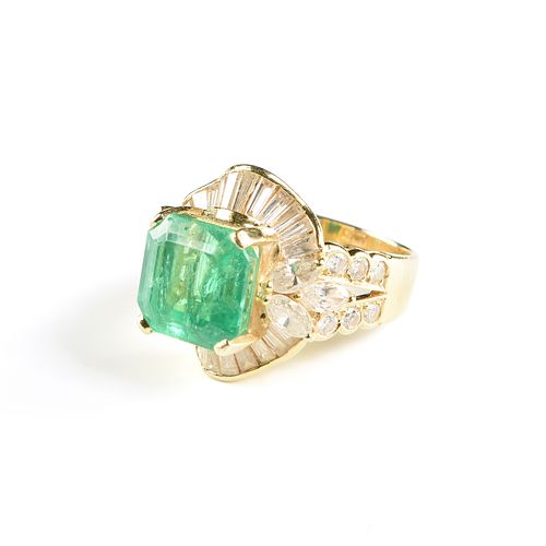 AN 18K YELLOW GOLD, EMERALD, AND DIAMOND BALLERINA COCKTAIL RING, 1960s,