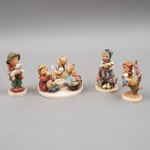 LOTE DE FIGURAS DECORATIVAS. ALEMANIA, SXX. Porcelana W. GOEBEL, decoración policromada; figuras de infantes. Pïezas: 4.